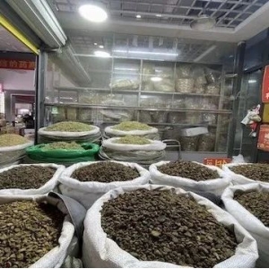 实地探访：抗疫类中药材价格大跌，药商们赚到的利润正在亏回去